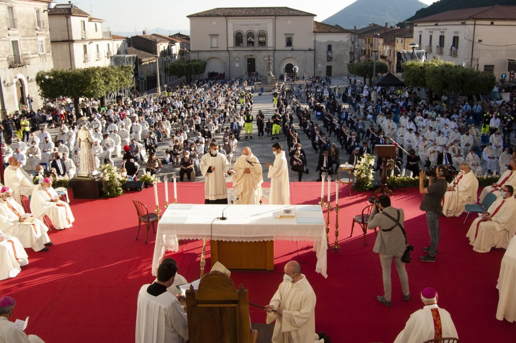 Fotos von der Bischofsweihe von Don Giuseppe Mazzafaro in der Diözese Cerreto Sannita